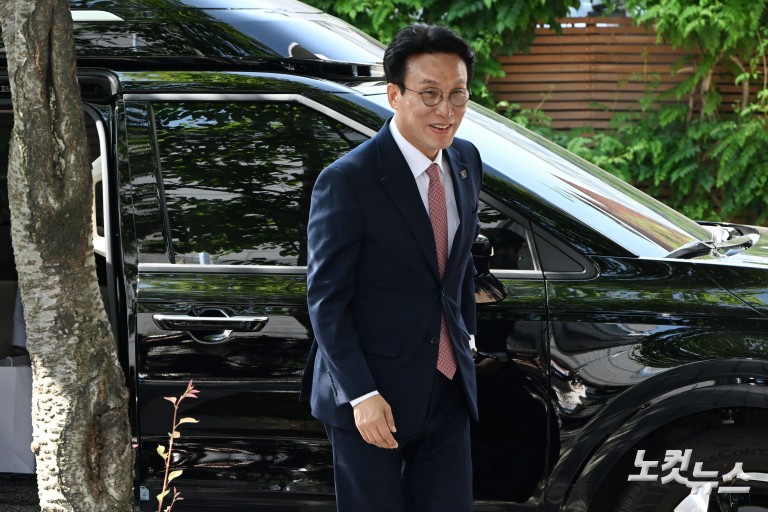 청문회 준비 사무실 첫 출근하는 김민석 국무총리 후보자