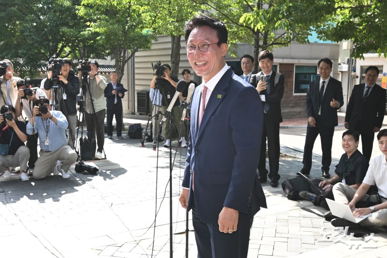 청문회 준비 사무실 첫 출근하는 김민석 국무총리 후보자