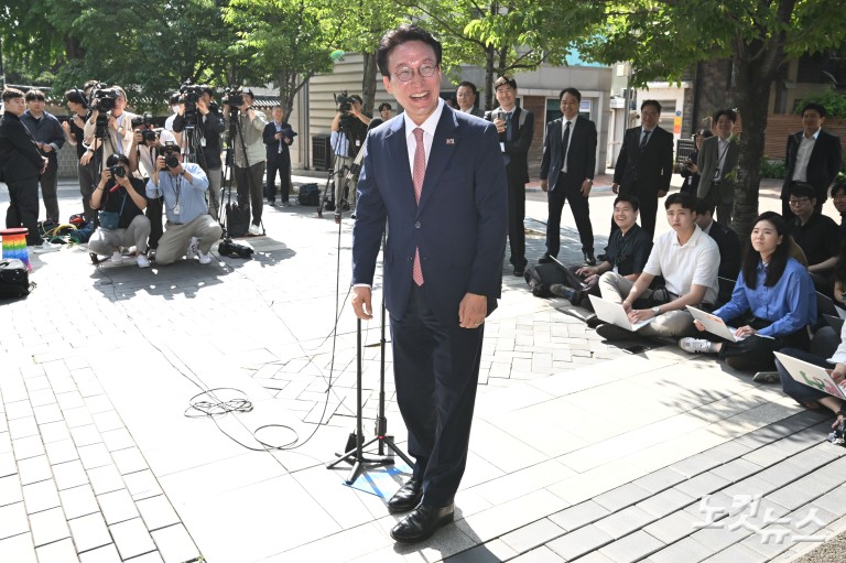 청문회 준비 사무실 첫 출근하는 김민석 국무총리 후보자