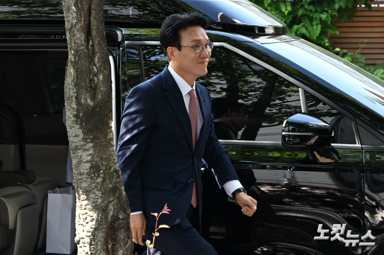 청문회 준비 사무실 첫 출근하는 김민석 국무총리 후보자