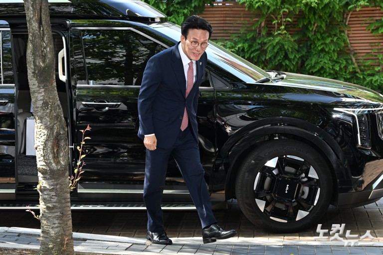 청문회 준비 사무실 첫 출근하는 김민석 국무총리 후보자