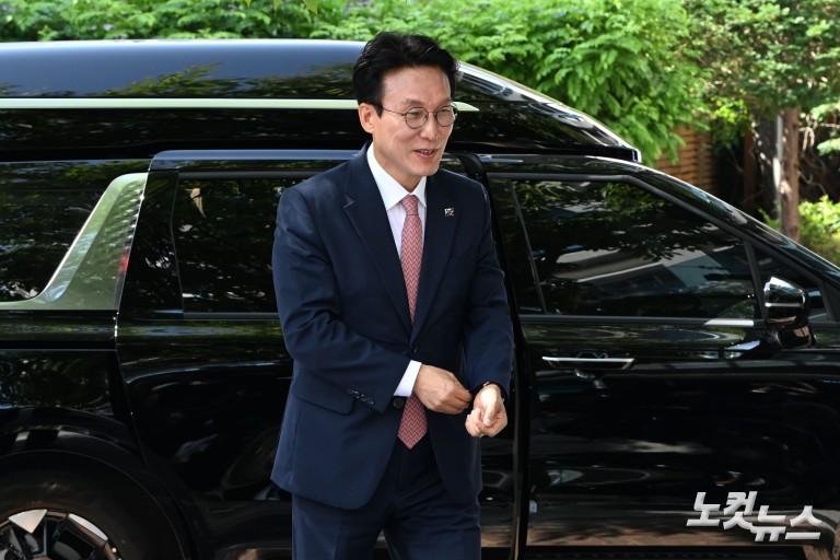 청문회 준비 사무실 첫 출근하는 김민석 국무총리 후보자