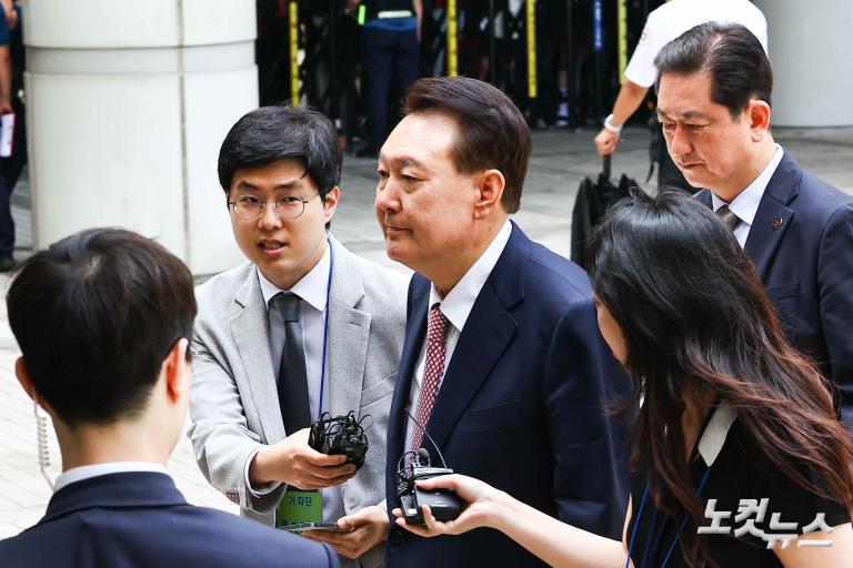 윤석열 '내란 재판'...정권 교체 뒤 첫 포토라인