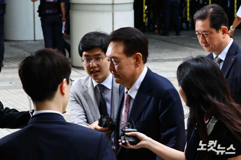 윤석열 '내란 재판'...정권 교체 뒤 첫 포토라인