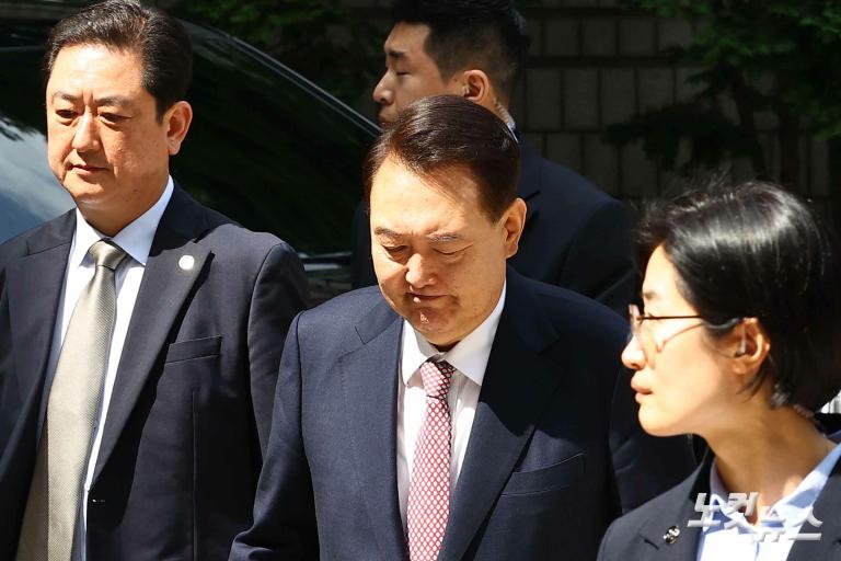 윤석열 '내란 재판'...정권 교체 뒤 첫 포토라인