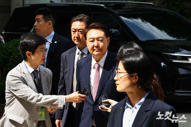 윤석열 '내란 재판'...정권 교체 뒤 첫 포토라인