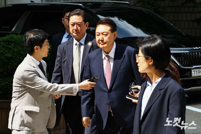윤석열 '내란 재판'...정권 교체 뒤 첫 포토라인