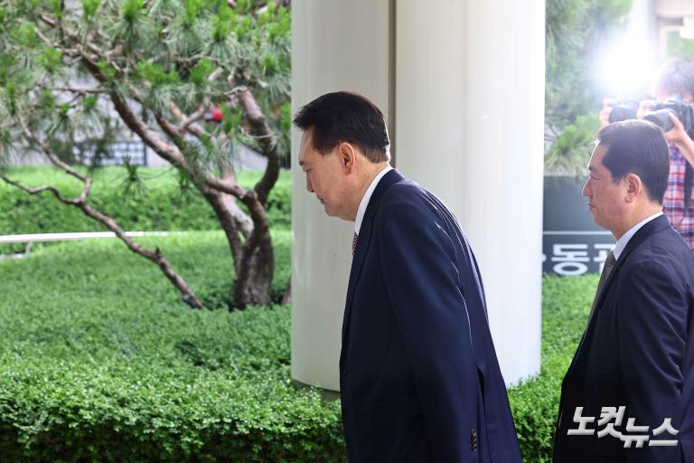 윤석열 '내란 재판'...정권 교체 뒤 첫 포토라인