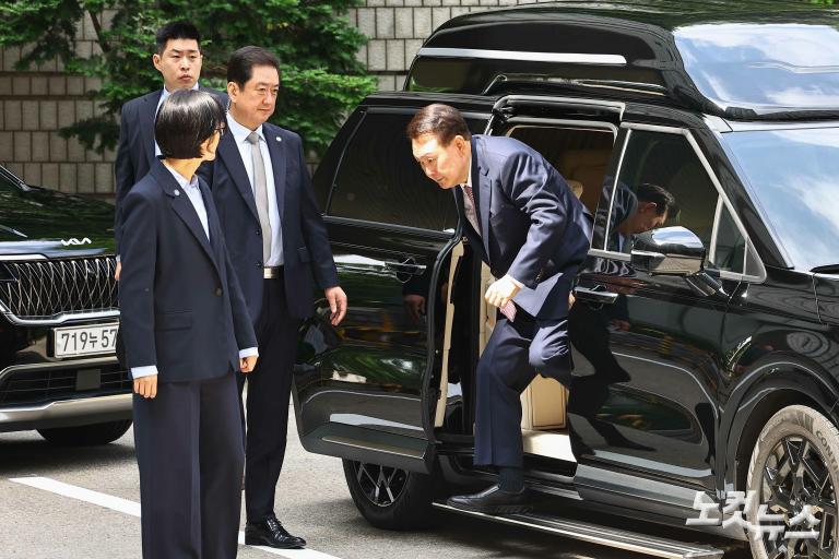 윤석열 '내란 재판'...정권 교체 뒤 첫 포토라인