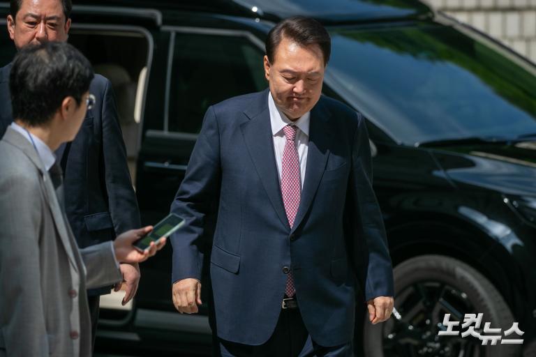 윤석열 '내란 재판'...정권 교체 뒤 첫 포토라인