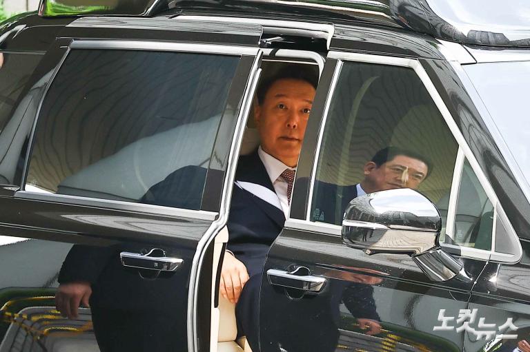 윤석열 '내란 재판'...정권 교체 뒤 첫 포토라인