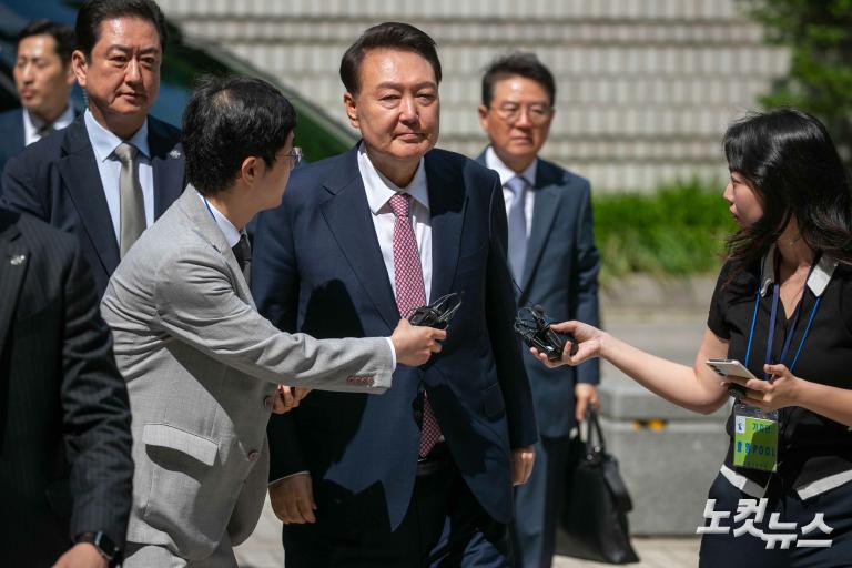 윤석열 '내란 재판'...정권 교체 뒤 첫 포토라인