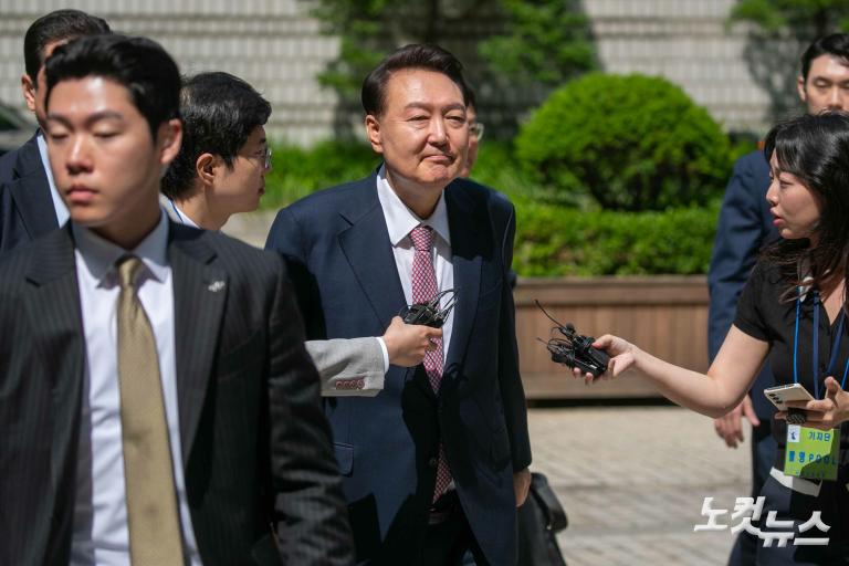 윤석열 '내란 재판'...정권 교체 뒤 첫 포토라인