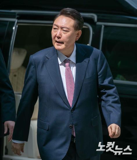 윤석열 '내란 재판'...정권 교체 뒤 첫 포토라인