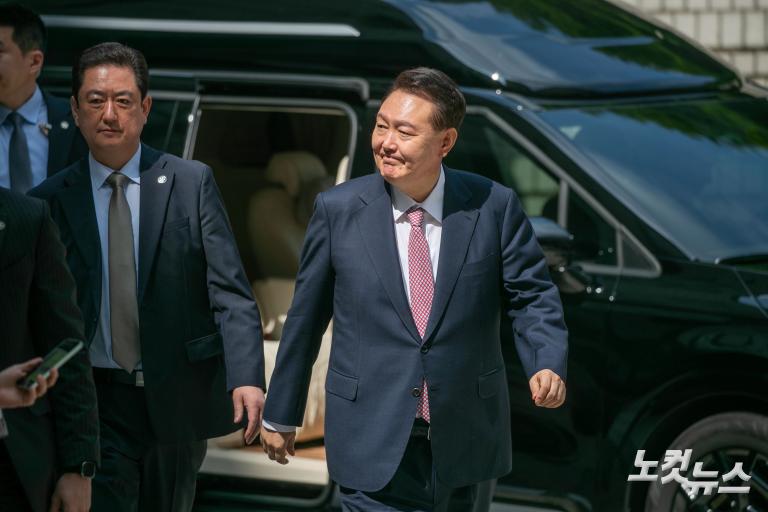 윤석열 '내란 재판'...정권 교체 뒤 첫 포토라인