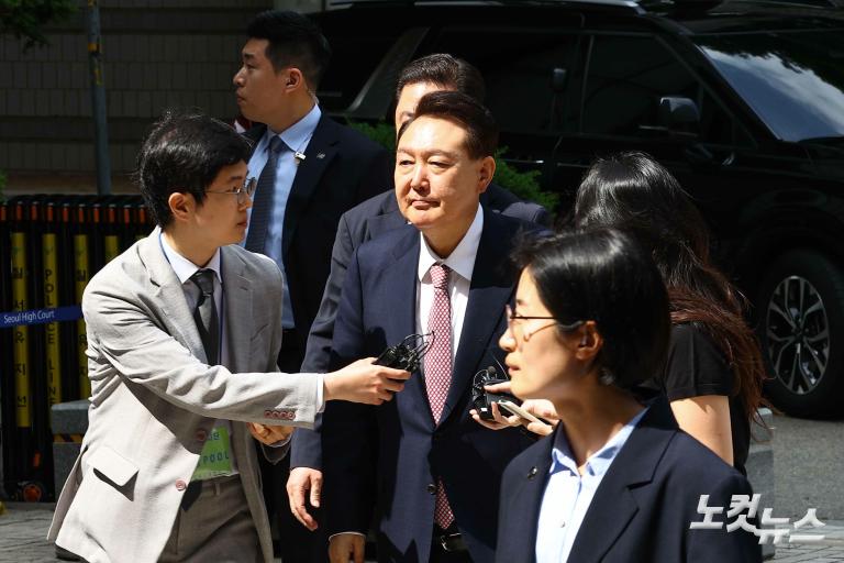 윤석열 '내란 재판'...정권 교체 뒤 첫 포토라인