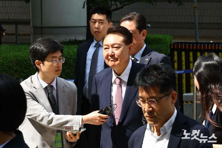 윤석열 '내란 재판'...정권 교체 뒤 첫 포토라인