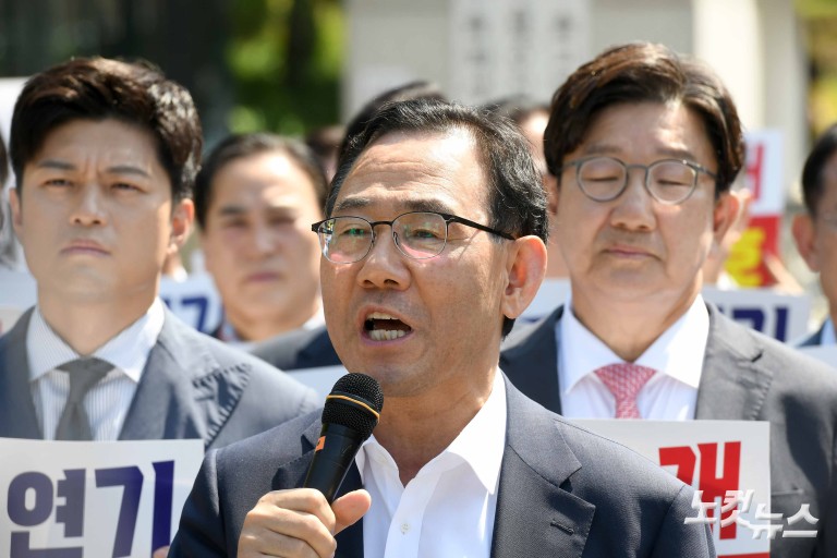 권성동 "법의 심판이 이재명 한 사람을 피해 가는 나라"