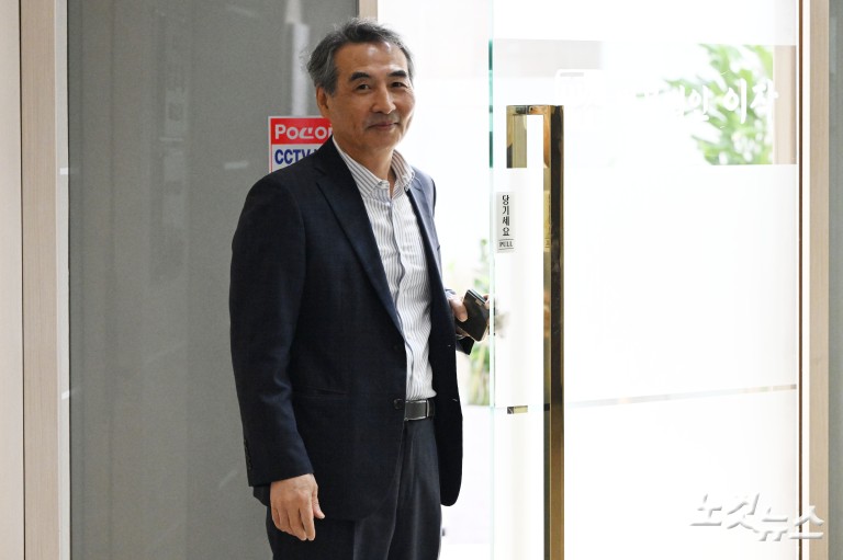 민중기 김건희 특검 “사회적 논란 많은 사건…객관적으로 봐야”