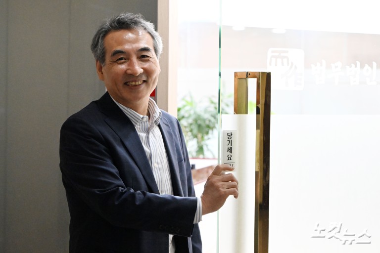 민중기 김건희 특검 “사회적 논란 많은 사건…객관적으로 봐야”