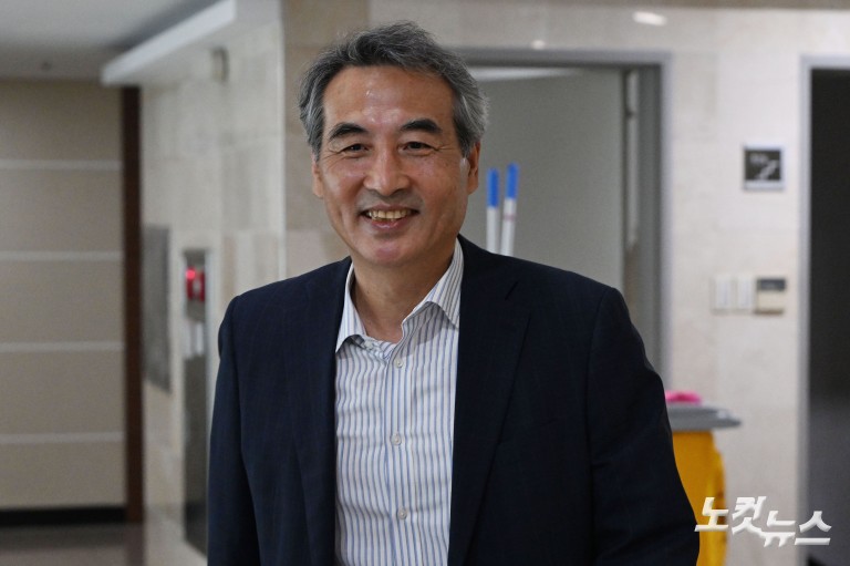 민중기 김건희 특검 “사회적 논란 많은 사건…객관적으로 봐야”