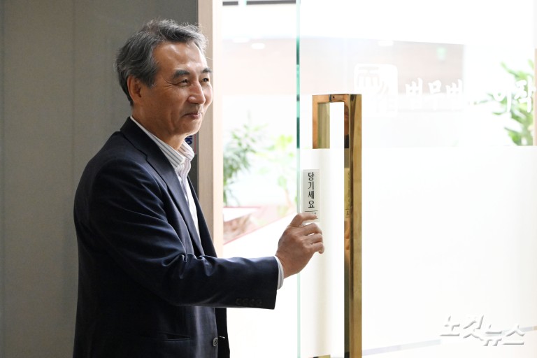 민중기 김건희 특검 “사회적 논란 많은 사건…객관적으로 봐야”