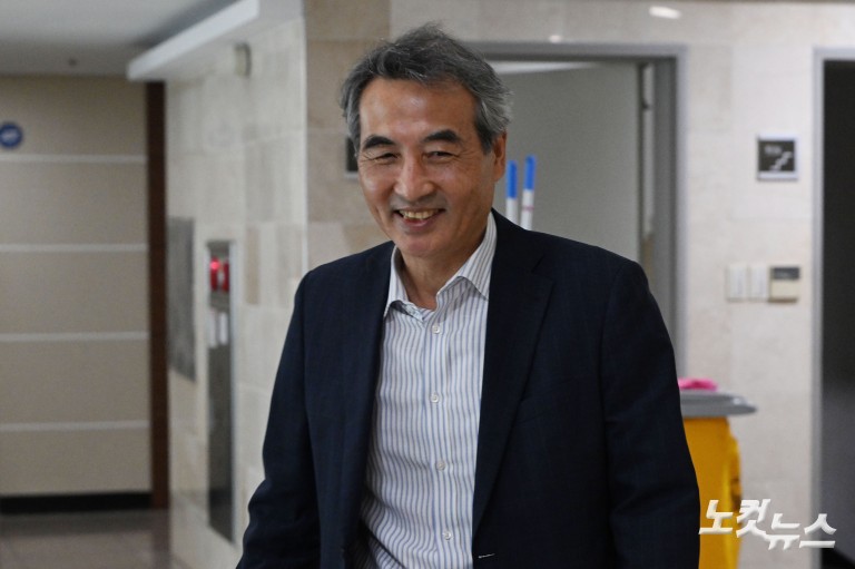 민중기 김건희 특검 “사회적 논란 많은 사건…객관적으로 봐야”