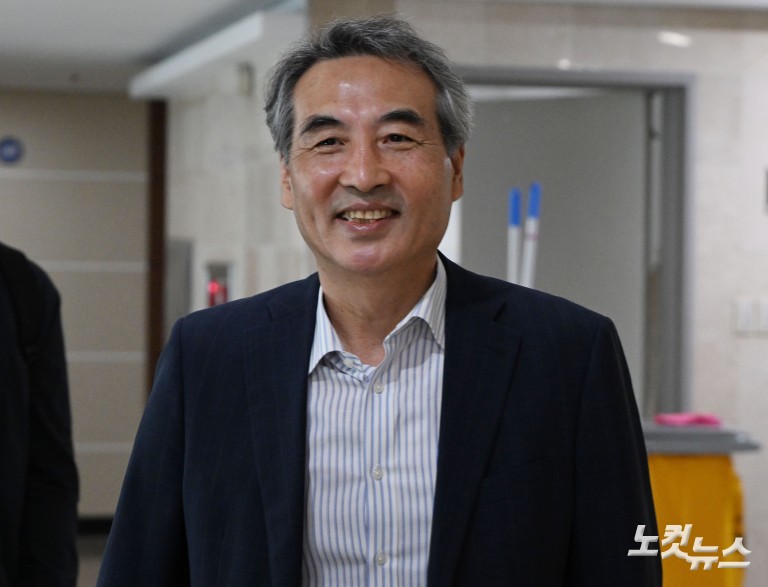 민중기 김건희 특검 “사회적 논란 많은 사건…객관적으로 봐야”