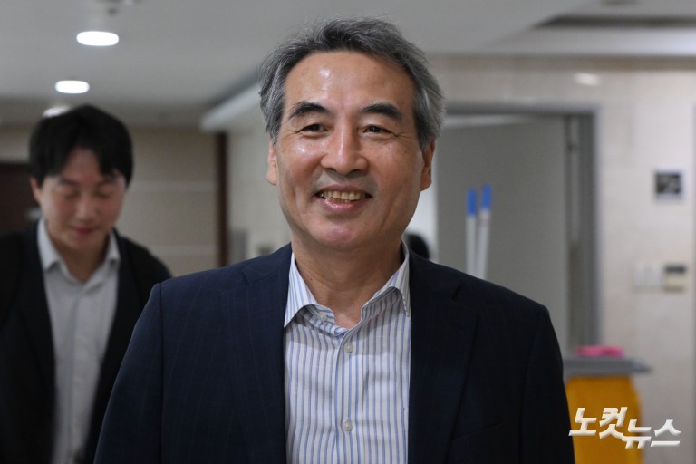 민중기 김건희 특검 “사회적 논란 많은 사건…객관적으로 봐야”