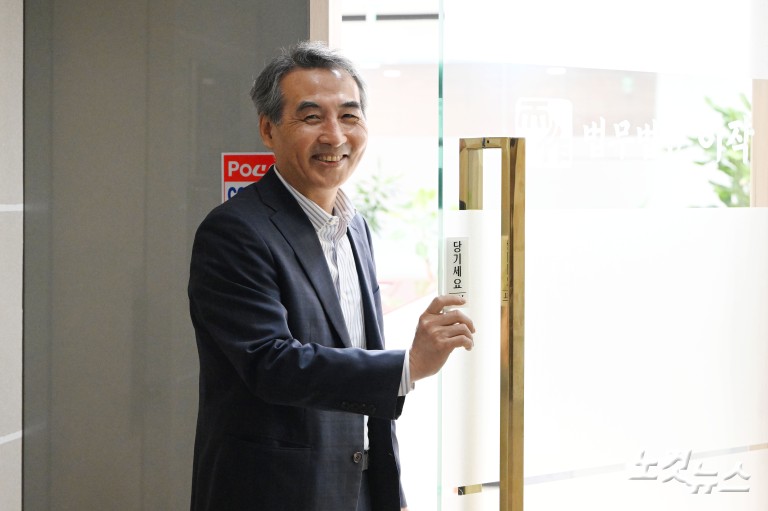 민중기 김건희 특검 “사회적 논란 많은 사건…객관적으로 봐야”