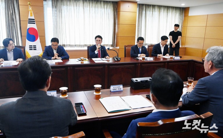 김민석 총리후보자, 식품·외식업계와 만나 물가 대응책 논의