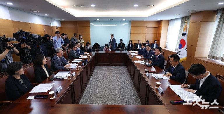 김민석 총리후보자, 식품·외식업계와 만나 물가 대응책 논의