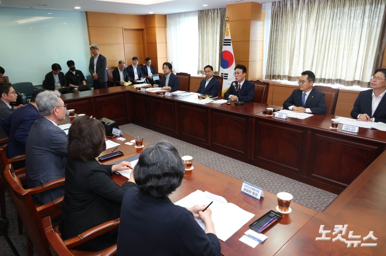 김민석 총리후보자, 식품·외식업계와 만나 물가 대응책 논의