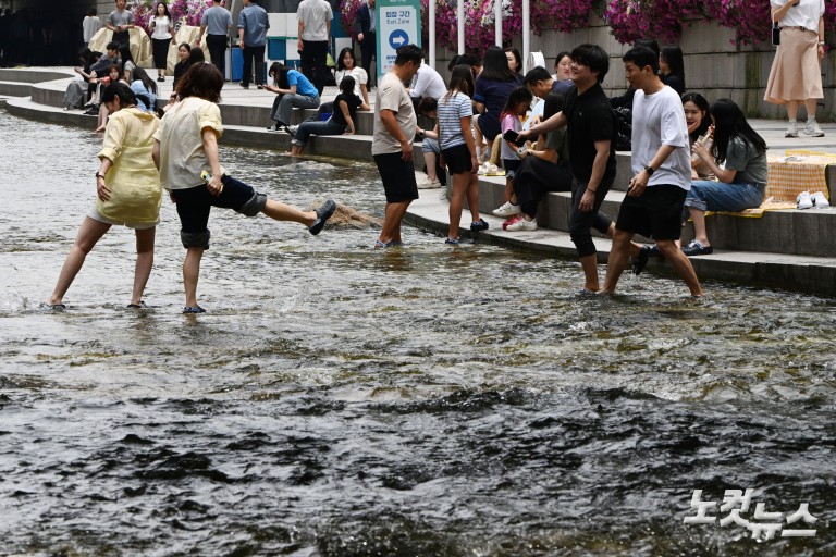 '청계천에서 첨벙첨벙!'