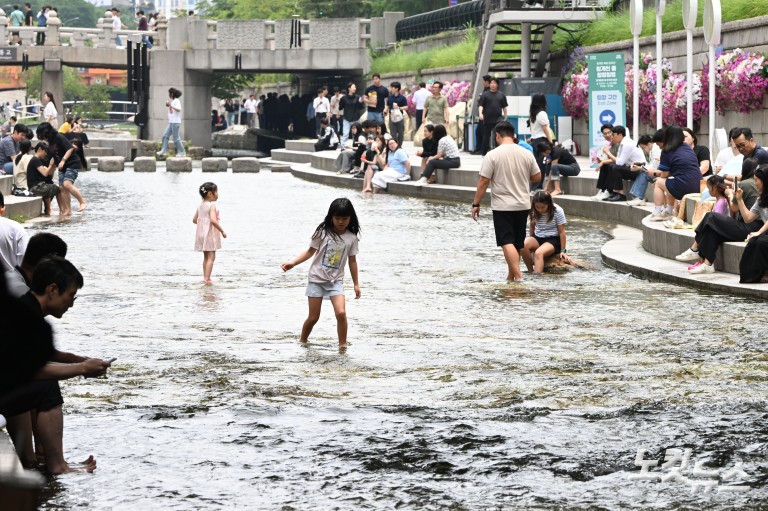 '청계천에서 첨벙첨벙!'