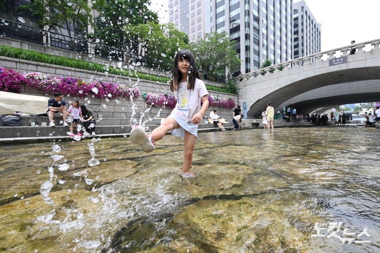 '청계천에서 첨벙첨벙!'