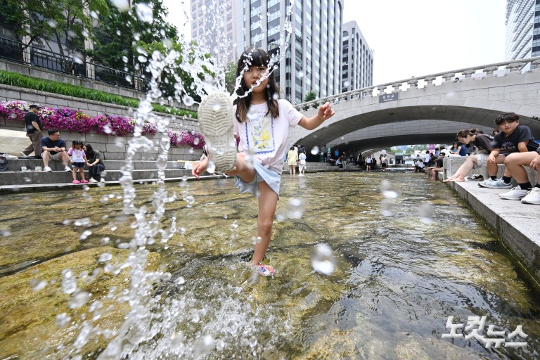 '청계천에서 첨벙첨벙!'