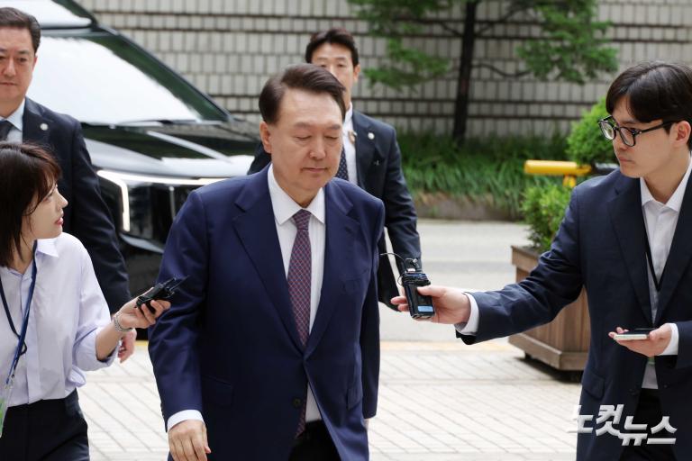 尹, '3대 특검 임명' 후 첫 공판 출석