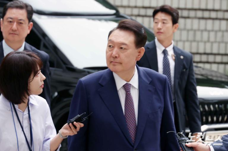 尹, '3대 특검 임명' 후 첫 공판 출석