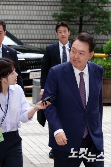 尹, '3대 특검 임명' 후 첫 공판 출석