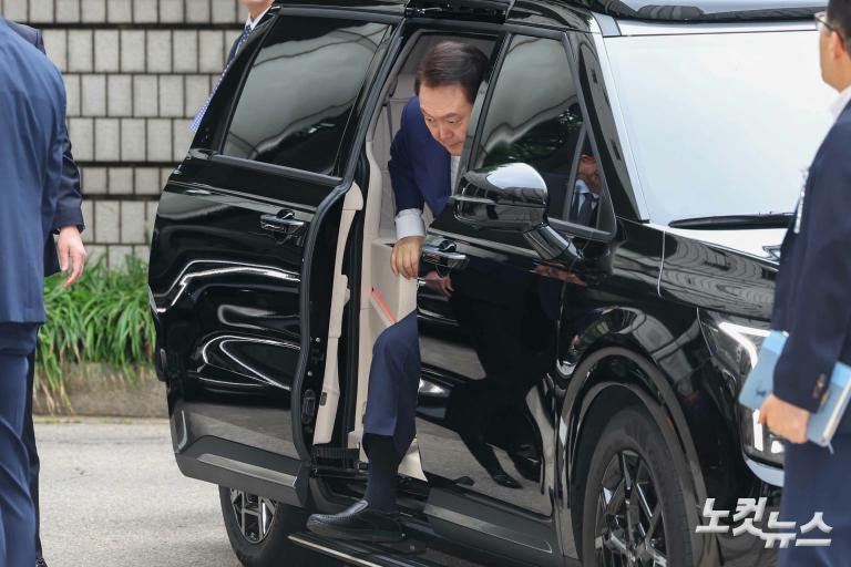 尹, '3대 특검 임명' 후 첫 공판 출석