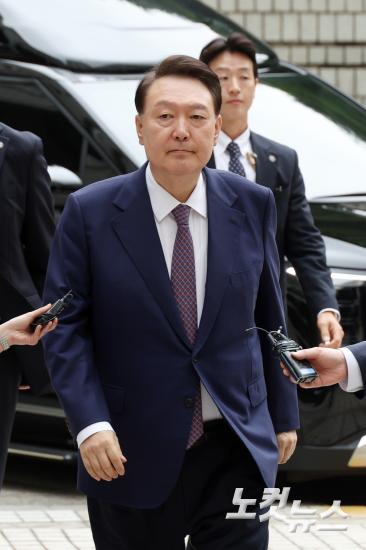 尹, '3대 특검 임명' 후 첫 공판 출석