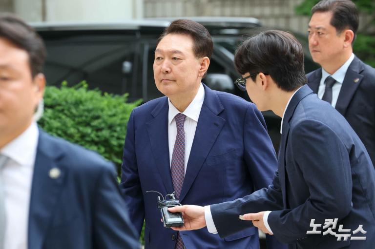 尹, '3대 특검 임명' 후 첫 공판 출석