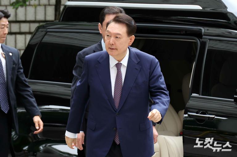 尹, '3대 특검 임명' 후 첫 공판 출석