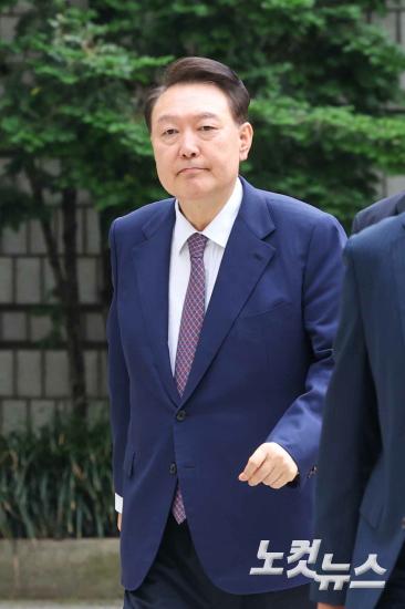 尹, '3대 특검 임명' 후 첫 공판 출석