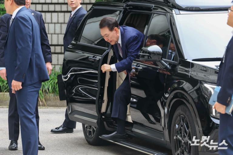 尹, '3대 특검 임명' 후 첫 공판 출석