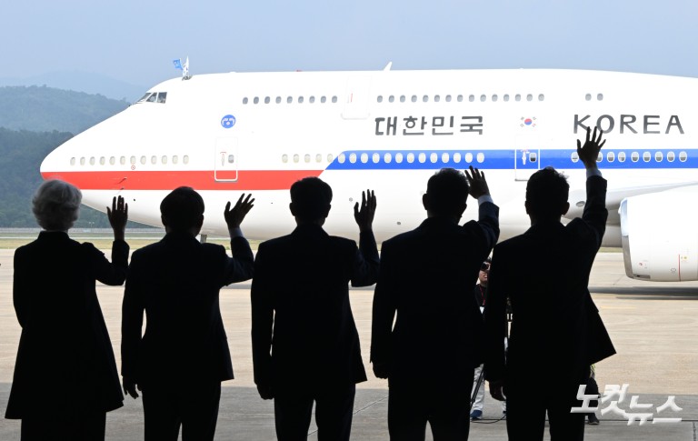 G7 정상회의 순방길 오른 이재명 대통령