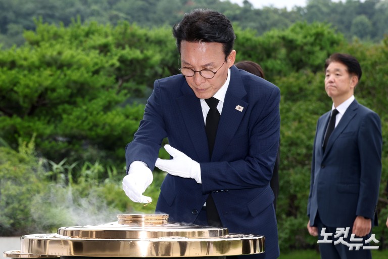 김민석 총리 서울현충원 참배