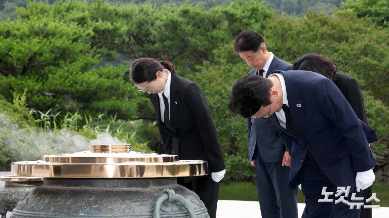 김민석 총리 서울현충원 참배