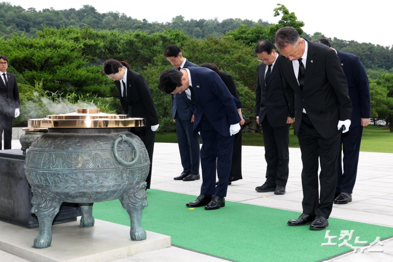 김민석 총리 서울현충원 참배